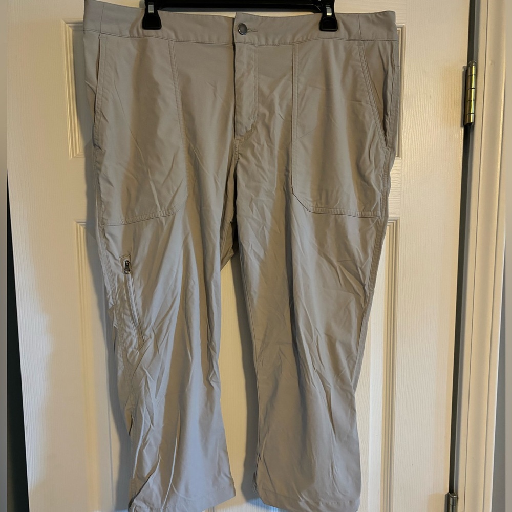 Columbia Women’s Khaki Capri Pants